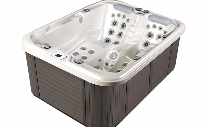 Compact hot tub with jets